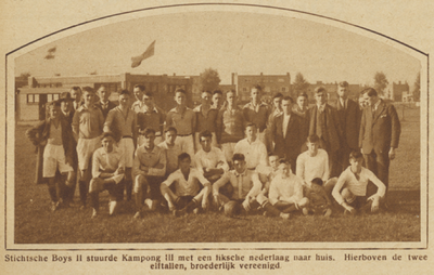 871478 Groepsportret van de voetbalelftallen van Stichtsche Boys II en Kampong III te Utrecht, voorafgaande aan hun ...